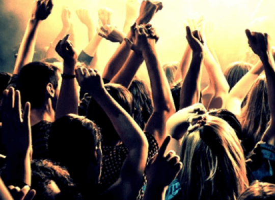 Ingyenes, soron kívüli belépés szórakozóhelyekre, partybuszos érkezéssel